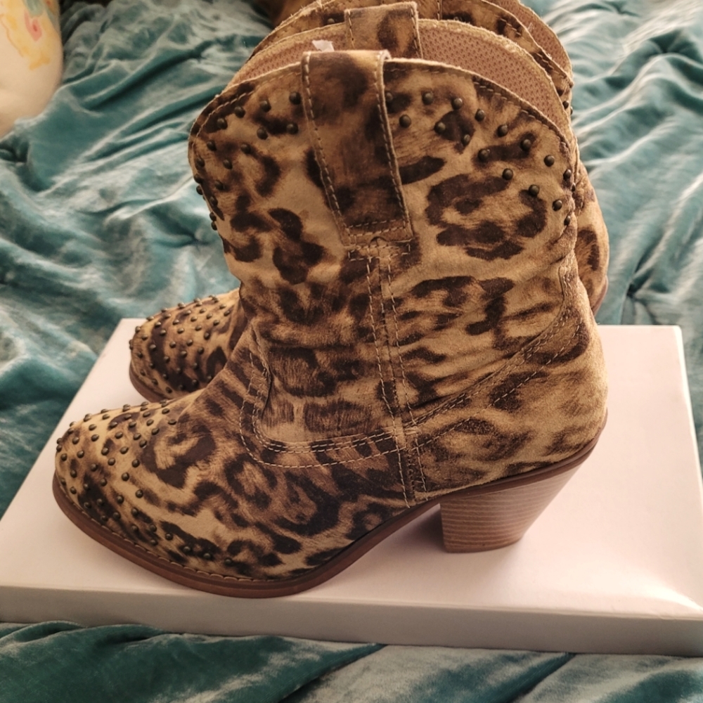 Dingo, leopard-print booties